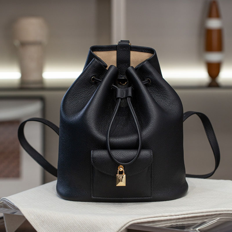 Damen Rucksack aus Vollnarbenleder mit Kordelzug und goldener Hardware