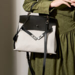 Minimalistische Damen Segeltuch Echtes Leder Top Handle Tasche in Silber Hardware
