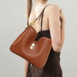 Minimalistische Damen Schulter Crossbody Hobo Tasche aus geteiltem Leder mit goldener Hardware