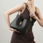 Minimalistische Damen Schulter Crossbody Hobo Tasche aus geteiltem Leder mit goldener Hardware