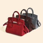 Minimalistische Damen-Tasche aus vollnarbigem Wildleder mit goldener Hardware