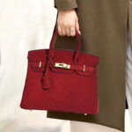 Minimalistische Damen-Tasche aus vollnarbigem Wildleder mit goldener Hardware