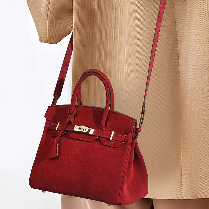 Minimalistische Damen-Tasche aus vollnarbigem Wildleder mit goldener Hardware
