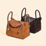 Minimalistische Boston Handtasche aus vollnarbigem Wildleder mit goldener Hardware für Damen