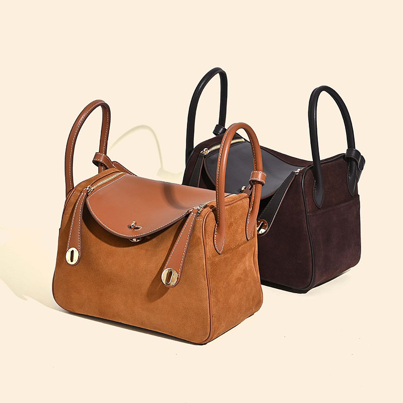 Minimalistische Boston Handtasche aus vollnarbigem Wildleder mit goldener Hardware für Damen