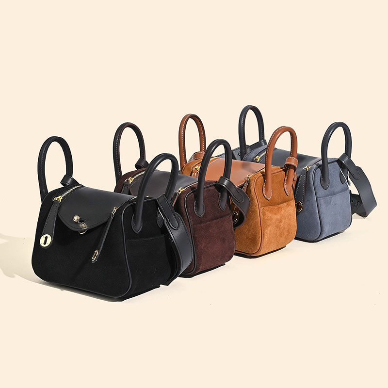 Minimalistische Boston Handtasche aus vollnarbigem Wildleder mit goldener Hardware für Damen