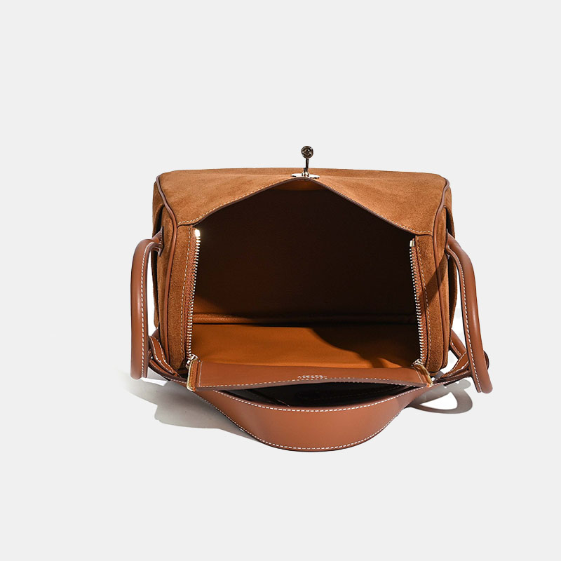 Minimalistische Boston Handtasche aus vollnarbigem Wildleder mit goldener Hardware für Damen