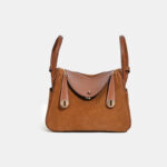 Minimalistische Boston Handtasche aus vollnarbigem Wildleder mit goldener Hardware für Damen