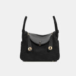 Minimalistische Boston Handtasche aus vollnarbigem Wildleder mit goldener Hardware für Damen