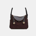 Minimalistische Boston Handtasche aus vollnarbigem Wildleder mit goldener Hardware für Damen