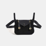 Minimalistische Boston Handtasche aus vollnarbigem Wildleder mit goldener Hardware für Damen