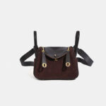 Minimalistische Boston Handtasche aus vollnarbigem Wildleder mit goldener Hardware für Damen