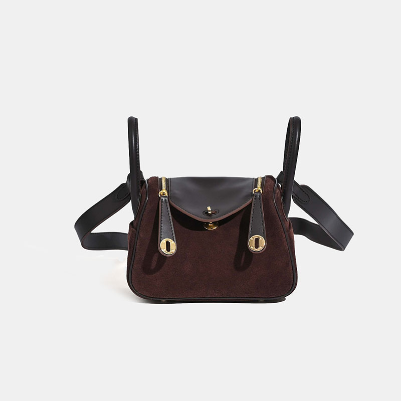 Minimalistische Boston Handtasche aus vollnarbigem Wildleder mit goldener Hardware für Damen