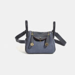 Minimalistische Boston Handtasche aus vollnarbigem Wildleder mit goldener Hardware für Damen