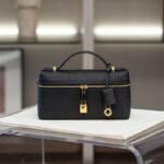 Women's Ostrich Embossed Full-Grain Leder Schulterriemen Top Handle Bag In Gold Hardware