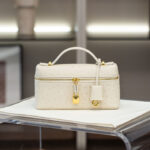 Women's Ostrich Embossed Full-Grain Leder Schulterriemen Top Handle Bag In Gold Hardware