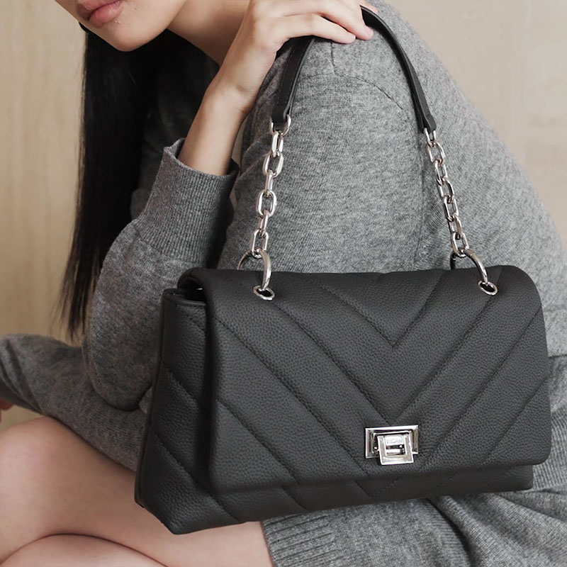 Damen gesteppt Vollnarbenleder Kette Riemen Umhängetasche In Silber Hardware