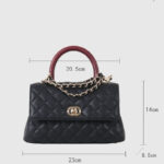 Sac à main vintage en cuir pleine fleur matelassé noir avec bandoulière en chaîne et quincaillerie dorée