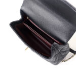Sac à main vintage en cuir pleine fleur matelassé noir avec bandoulière en chaîne et quincaillerie dorée