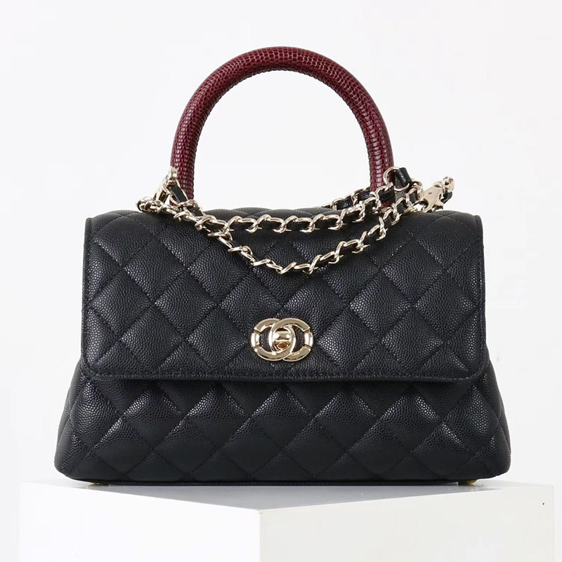 Sac à main vintage en cuir pleine fleur matelassé noir avec bandoulière en chaîne et quincaillerie dorée