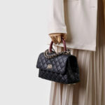 Sac à main vintage en cuir pleine fleur matelassé noir avec bandoulière en chaîne et quincaillerie dorée