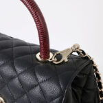 Sac à main vintage en cuir pleine fleur matelassé noir avec bandoulière en chaîne et quincaillerie dorée