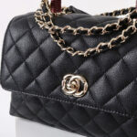 Sac à main vintage en cuir pleine fleur matelassé noir avec bandoulière en chaîne et quincaillerie dorée