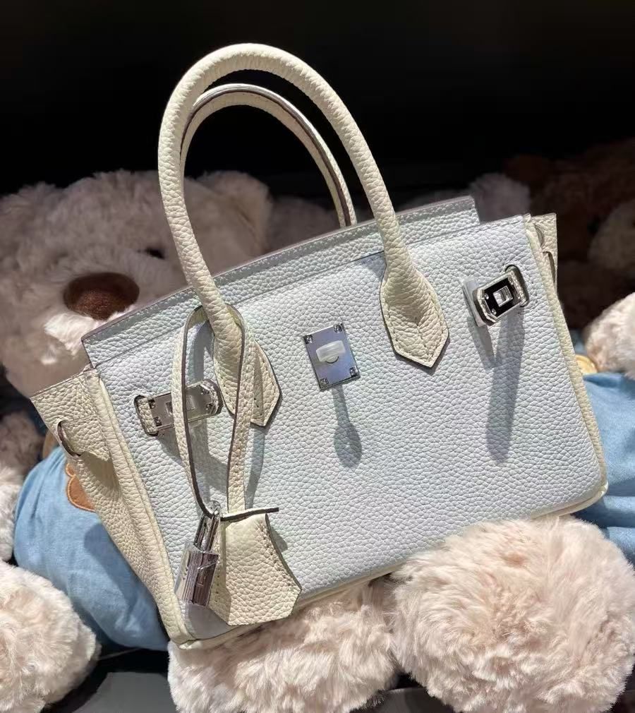 Minimalistische Damen Tasche aus hellblauem, weißem, gekörntem Leder mit oberem Griff photo review