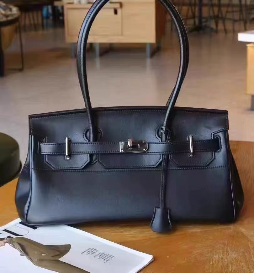 Große minimalistische Damen Baguette Tasche aus Vollnarbenleder mit silberner Hardware photo review