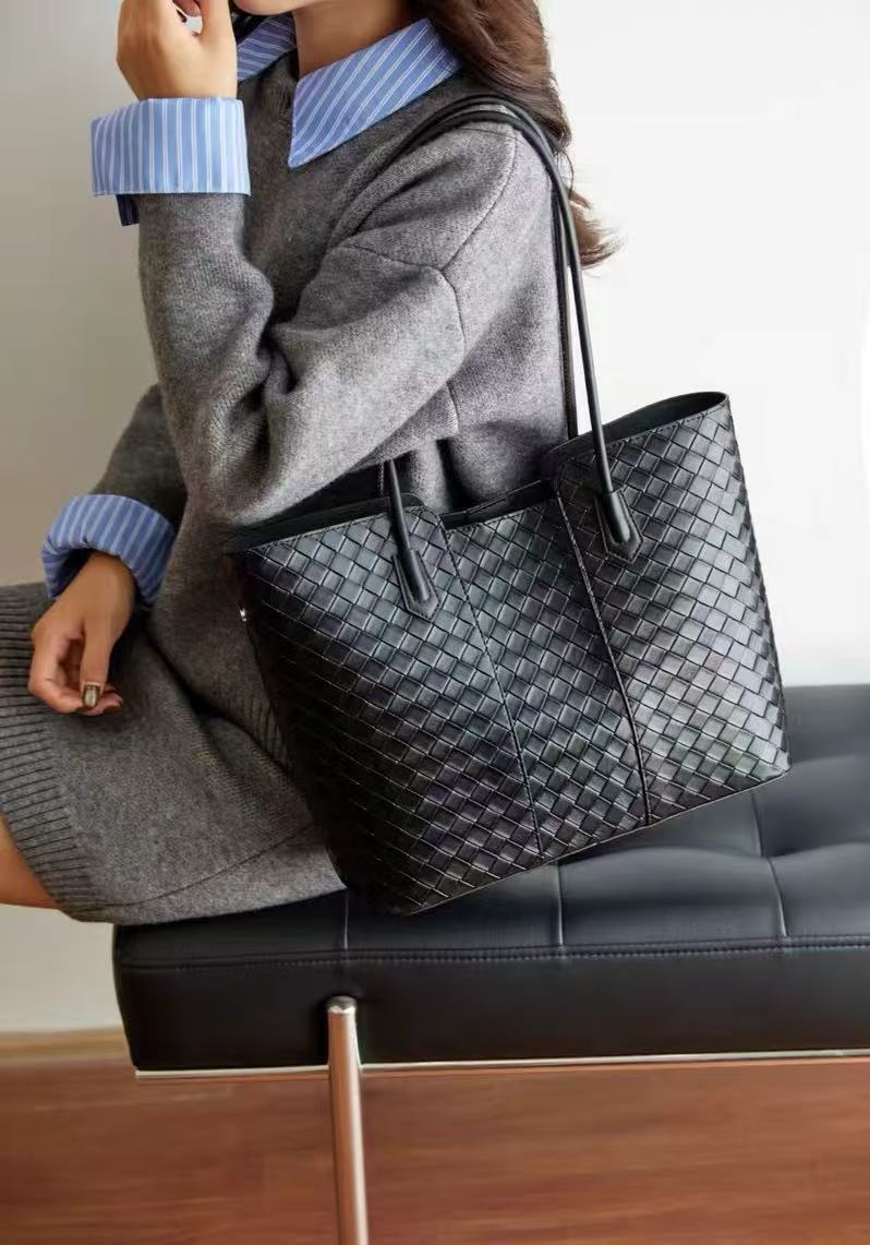 Sac fourre-tout en cuir véritable tissé pour femmes photo review