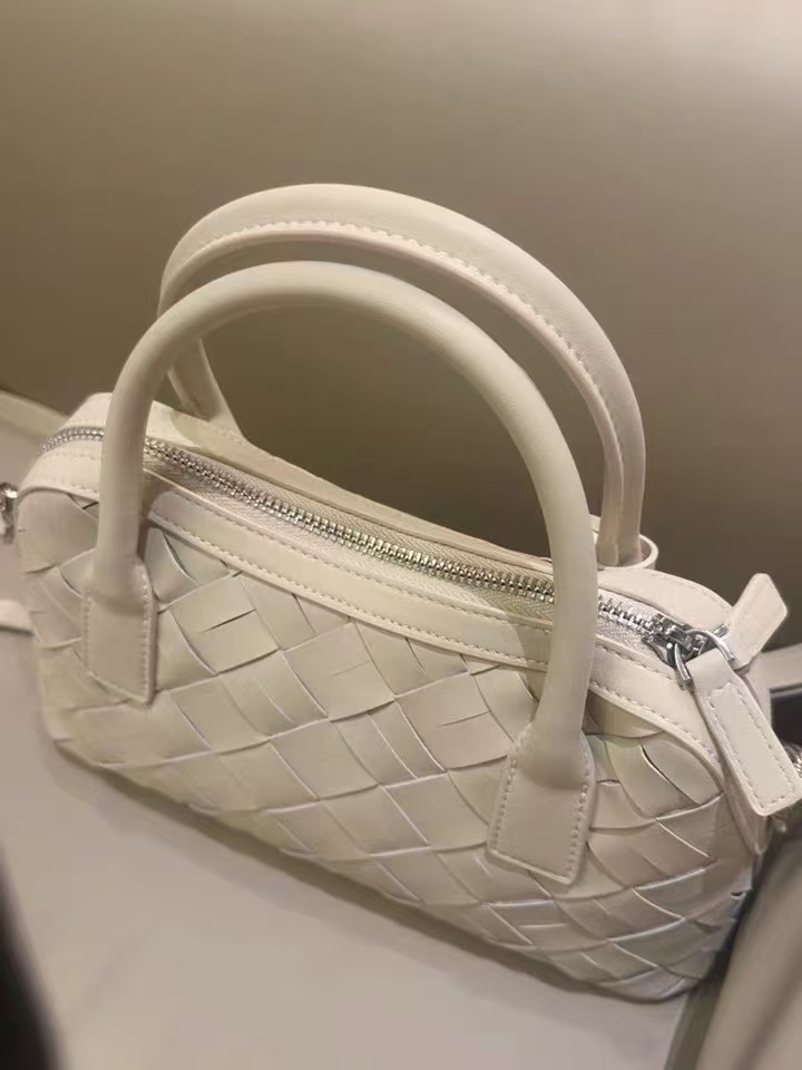 Minimalistische Damen Bowling Handtasche aus gewobenem Spaltleder photo review