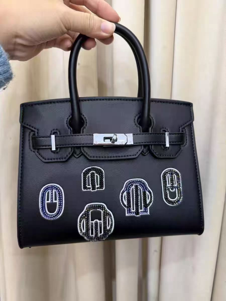 Sac à main en cuir pleine fleur à poignée supérieure brodée avec quincaillerie argentée pour femme en noir photo review