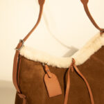 Sac à bandoulière hobo avec fermeture magnétique pour femmes en cuir d'agneau garni de daim marron