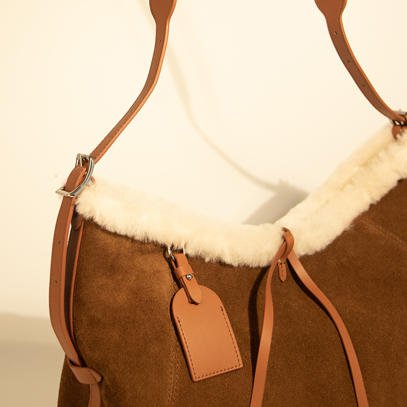 Sac à bandoulière hobo avec fermeture magnétique pour femmes en cuir d'agneau garni de daim marron
