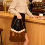 Sac à bandoulière hobo avec fermeture magnétique pour femmes en cuir d'agneau garni de daim marron