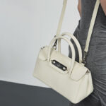 Sac à bandoulière en cuir pleine fleur pour femmes, à poignée supérieure en métal argenté