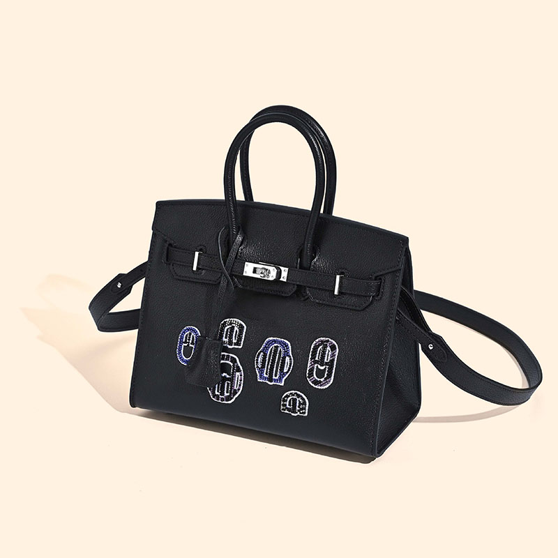 Sac à main en cuir pleine fleur à poignée supérieure brodée avec quincaillerie argentée pour femme en noir