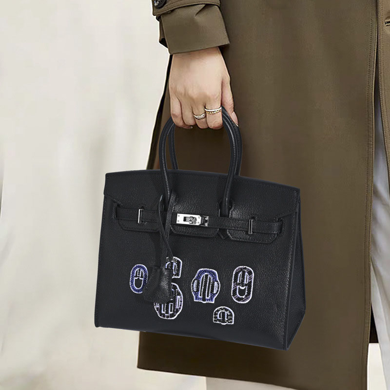 Sac à main en cuir pleine fleur à poignée supérieure brodée avec quincaillerie argentée pour femme en noir