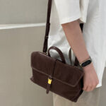 Sac à bandoulière en cuir pleine fleur pour femmes, avec fermeture en or