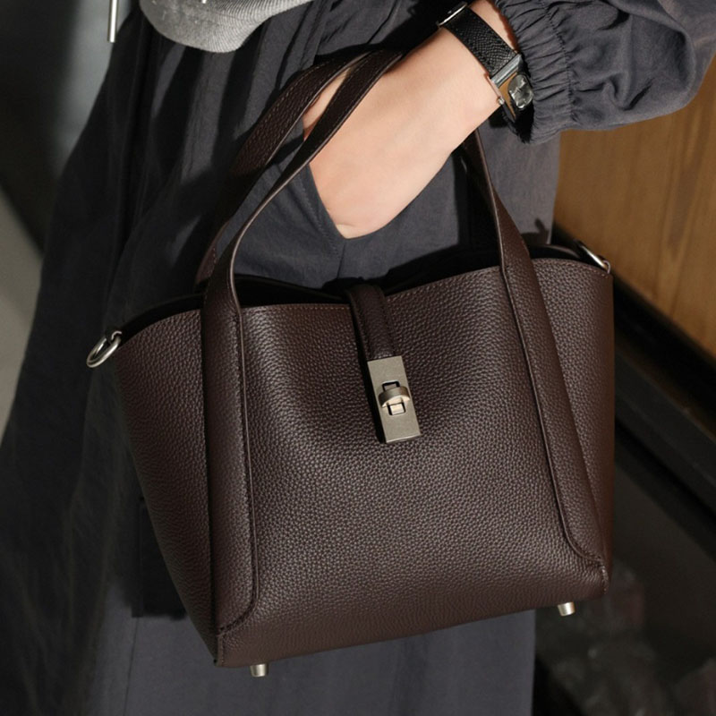Sac à main à bandoulière en cuir pleine fleur de la femme, avec des accessoires en argent