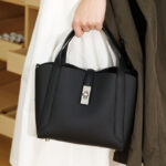 Sac à main à bandoulière en cuir pleine fleur de la femme, avec des accessoires en argent