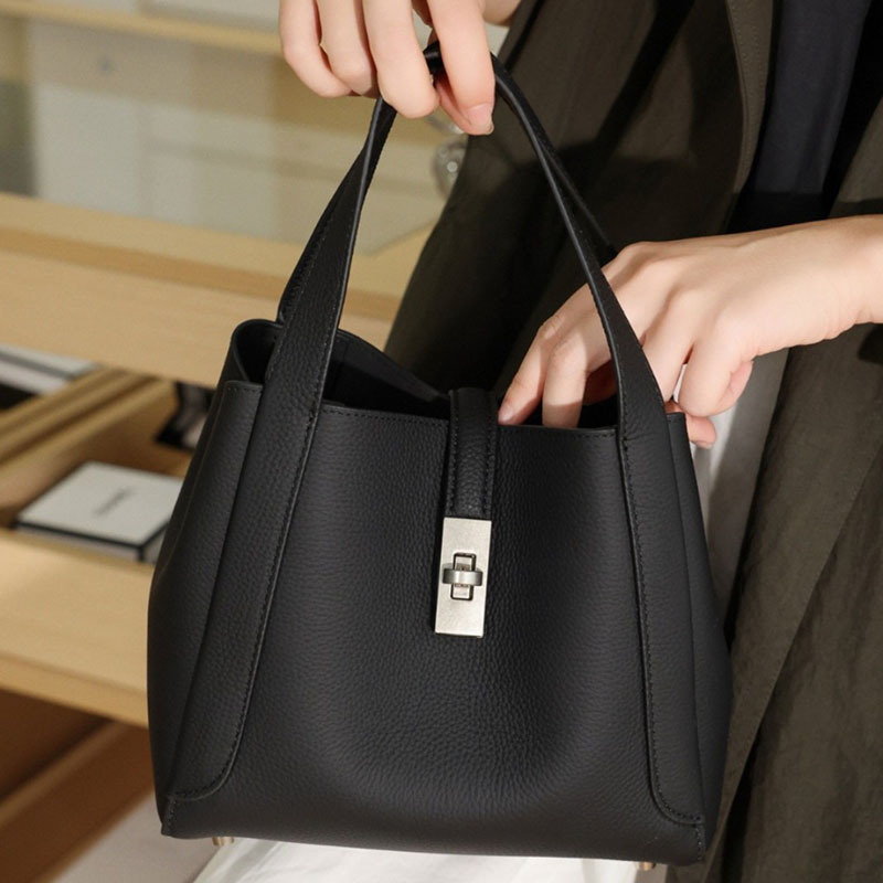 Sac à main à bandoulière en cuir pleine fleur de la femme, avec des accessoires en argent