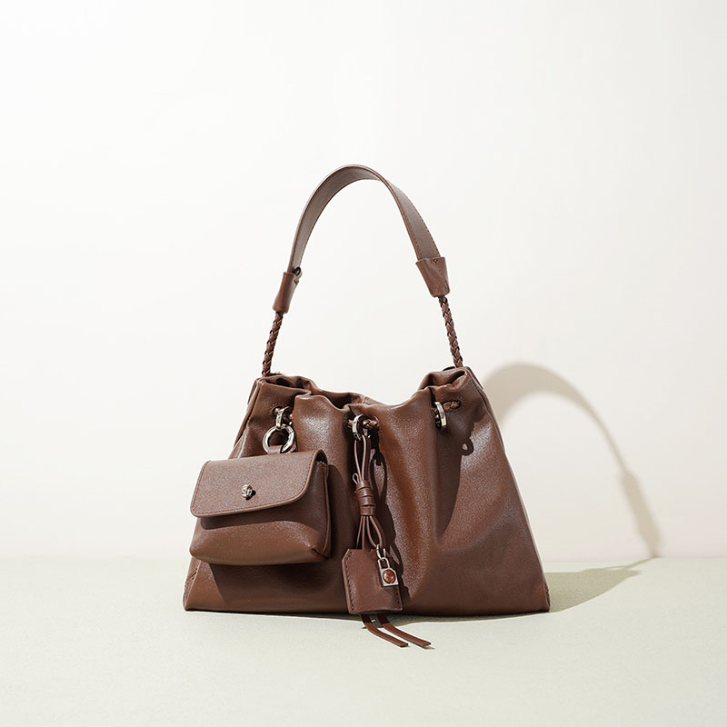 Sac hobo à bandoulière en cuir pleine fleur avec cordon de serrage en métal argenté pour femmes