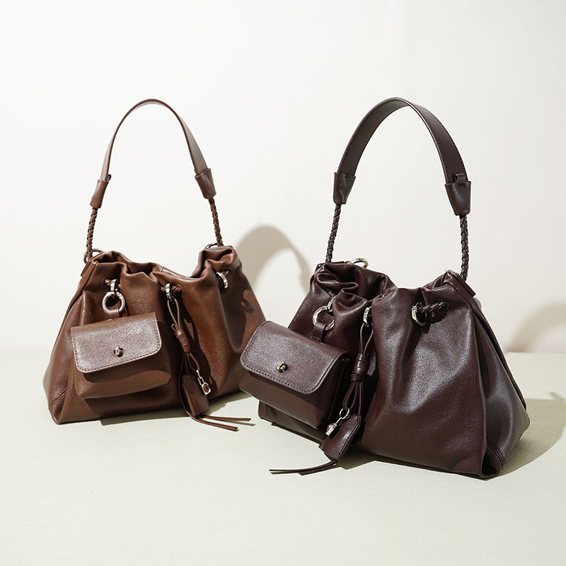 Sac hobo à bandoulière en cuir pleine fleur avec cordon de serrage en métal argenté pour femmes