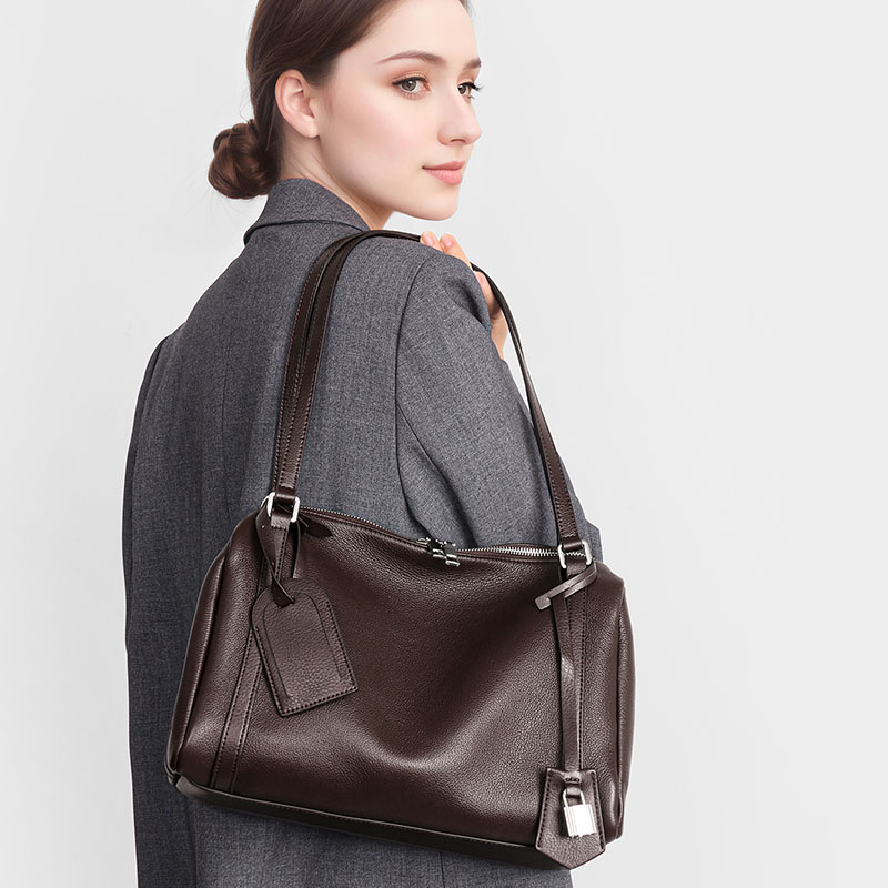 Sac à bandoulière minimaliste pour femmes en cuir pleine fleur avec fermeture à coussin en café