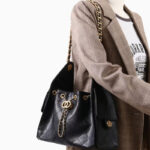 Sac à bandoulière en cuir véritable matelassé avec cordon de serrage en métal doré