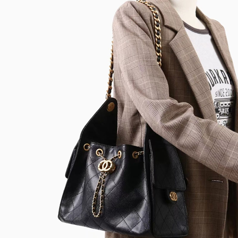Sac à bandoulière en cuir véritable matelassé avec cordon de serrage en métal doré
