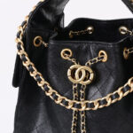 Sac à bandoulière en cuir véritable matelassé avec cordon de serrage en métal doré