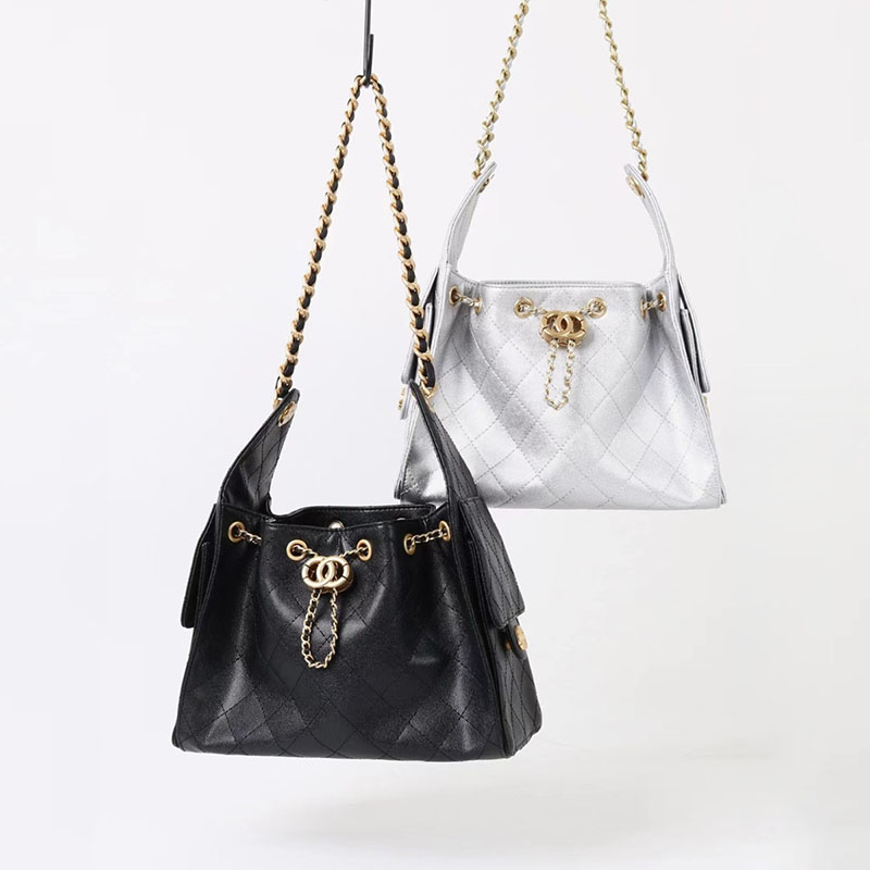 Sac à bandoulière en cuir véritable matelassé avec cordon de serrage en métal doré