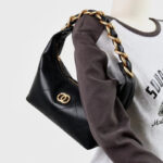 Sac à bandoulière hobo en cuir d'agneau matelassé noir vintage avec accessoires en chaîne dorés